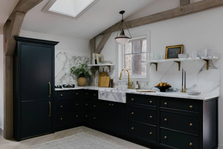 10 Best Kitchen Cabinet Hardware Ideas of 2024 | Apartment Therapy